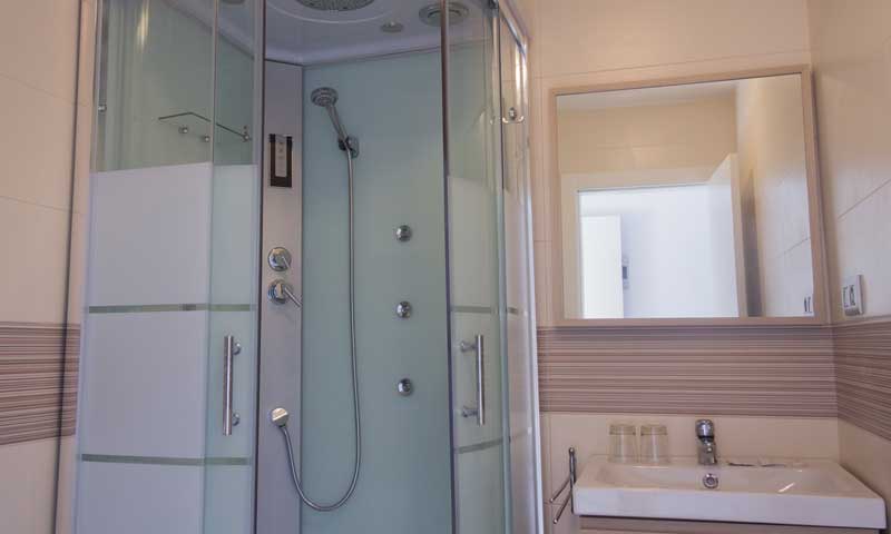 Sanitarios, griferías y mamparas